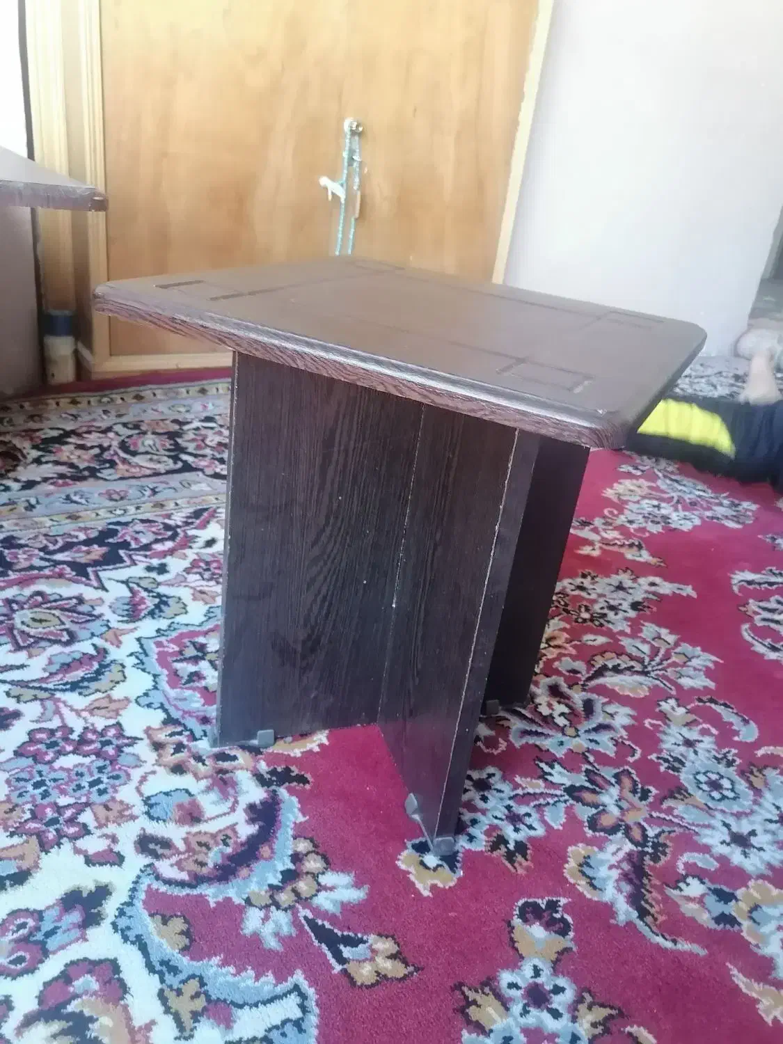 میز بزرگ وسطش شیشه داره همراه با 4تا میز عسلی.|مبلمان خانگی و میز عسلی|شیراز, اصلاحنژاد|دیوار