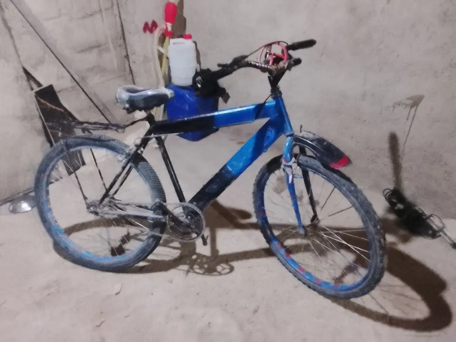 دوچرخه.|دوچرخه، اسکیت، اسکوتر|پسکوه, |دیوار