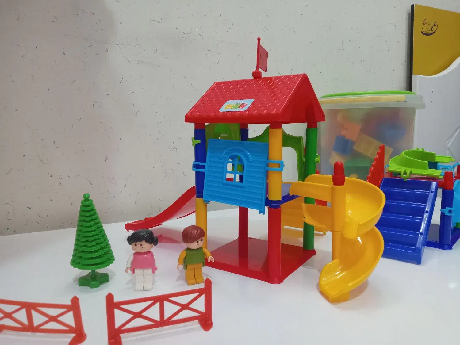 اسباب بازی|اسباب‌بازی بچه|برخوار, |دیوار