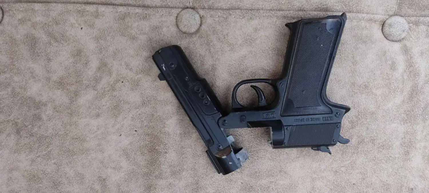 تفنگ اسباب بازی|اسباب‌بازی بچه|رباط‌کریم, رباط‌کریم|دیوار