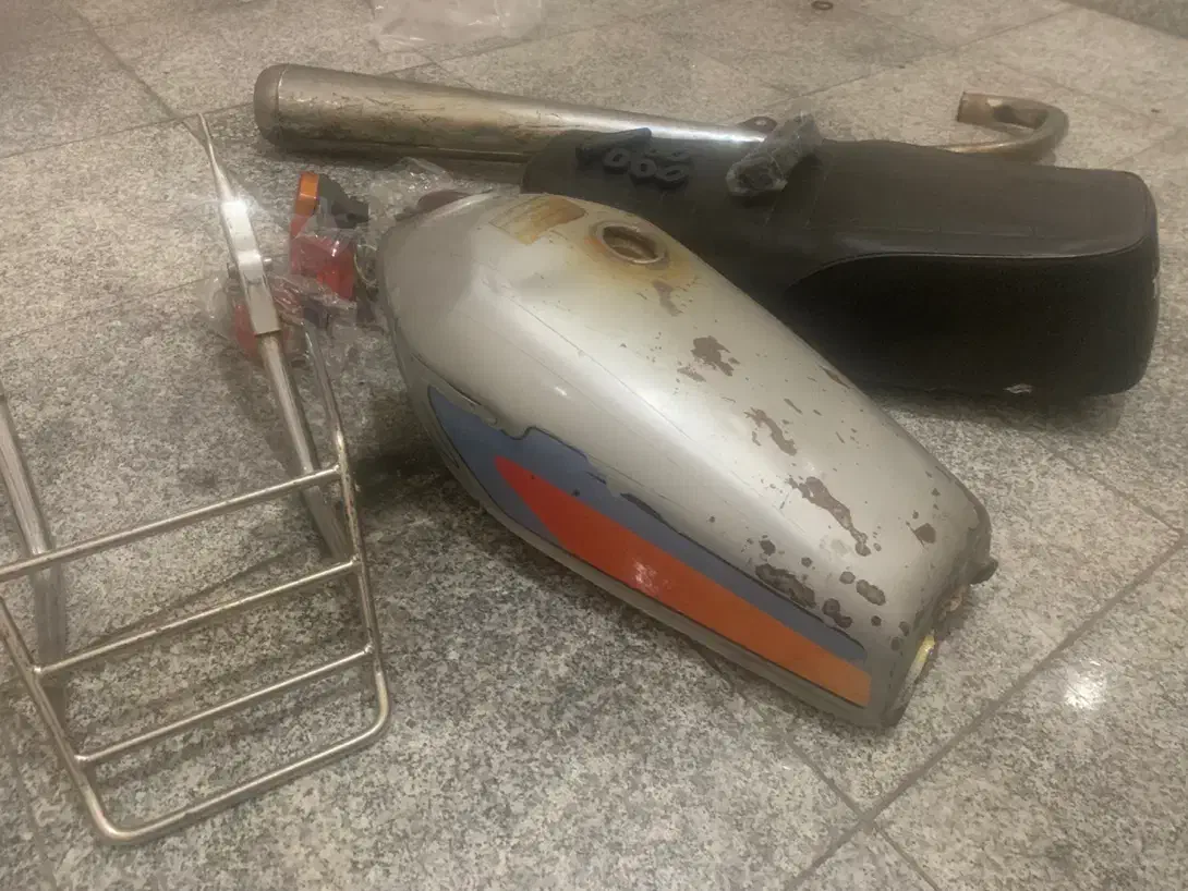 باک و زین و اگزوز موتور|قطعات یدکی و لوازم جانبی|بروجرد, |دیوار