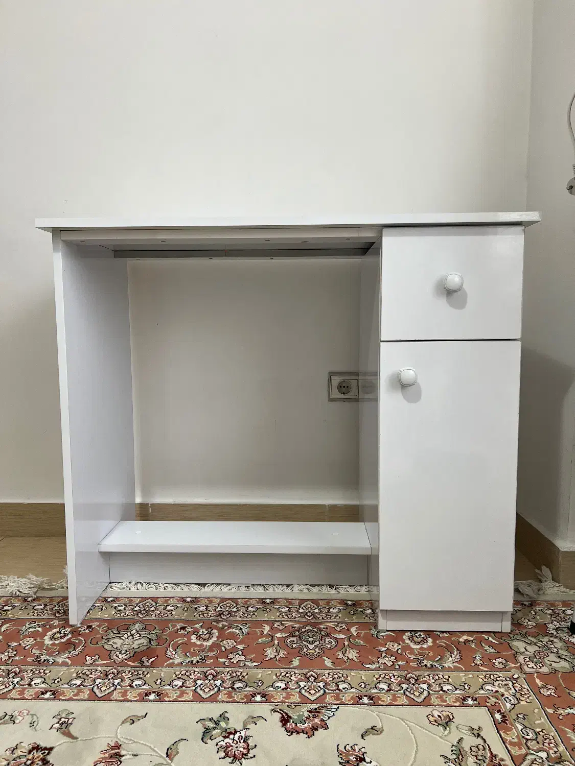 میز مناسب ناخنکاری|آرایشگاه و سالنهای زیبایی|رشت, نیروی دریایی|دیوار