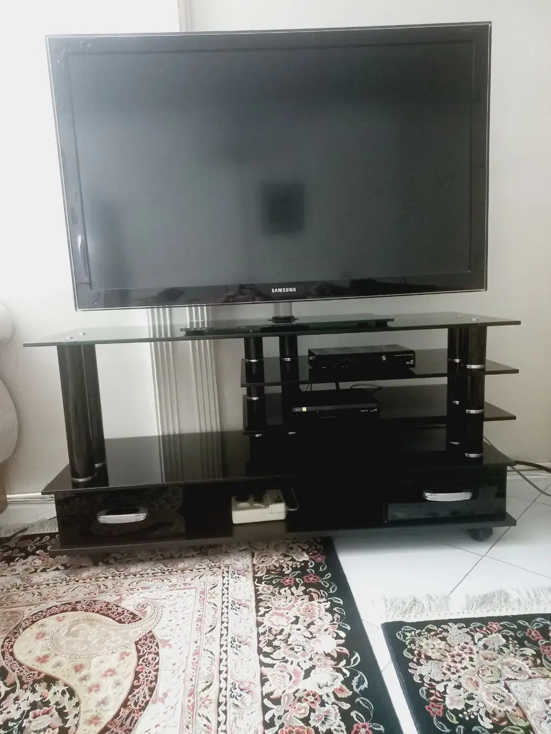 میز تلویزیون شیشه ای در حد نو|میز تلویزیون|تهران, فدک|دیوار