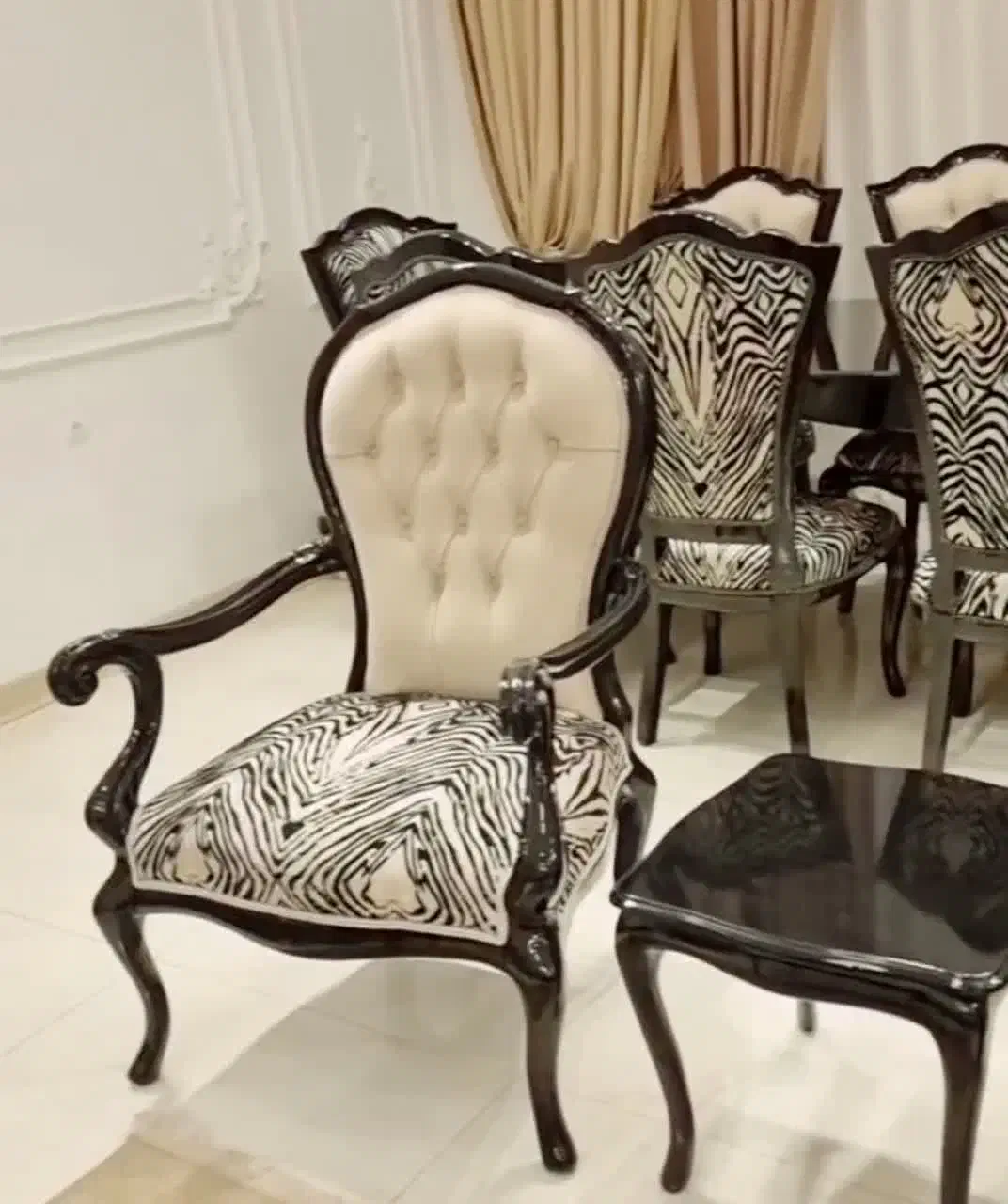 مبل کلاسیک کینگ|مبلمان خانگی و میز عسلی|یزد, |دیوار