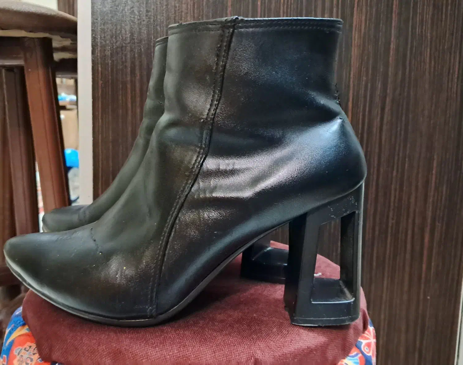 نیم بوت و کفش مجلسی|کیف، کفش، کمربند|رشت, امین الضرب|دیوار