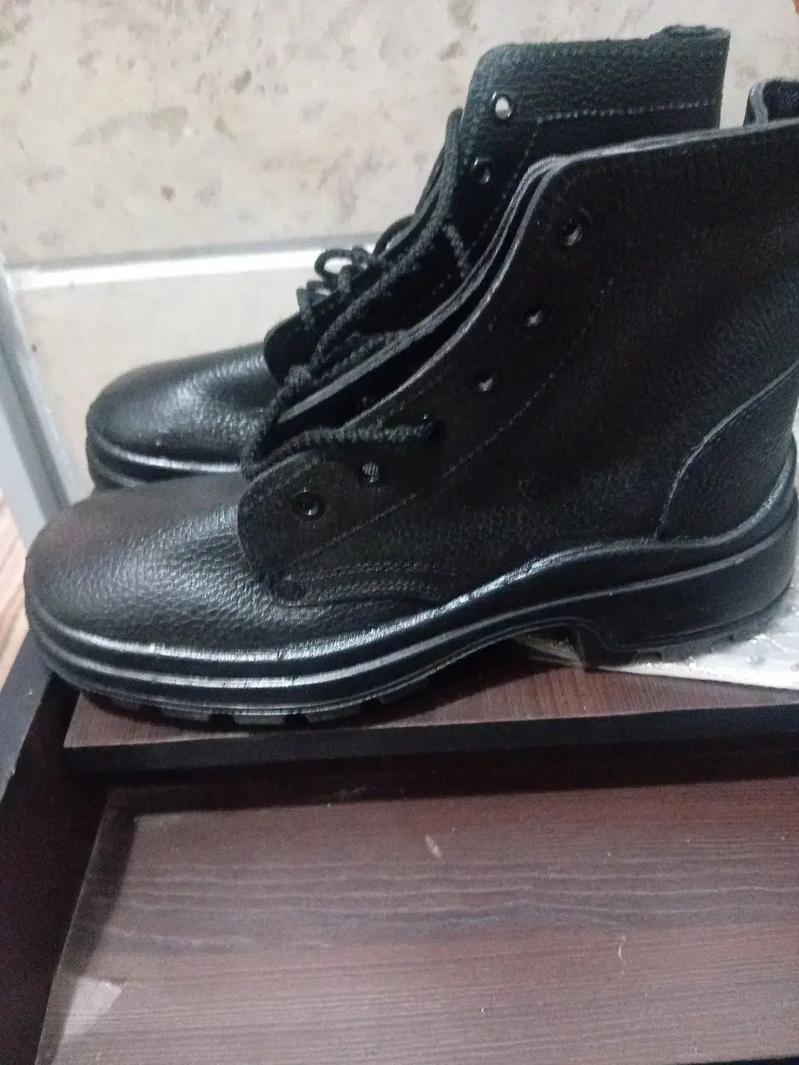 پوتین سربازی|کیف، کفش، کمربند|قم, باغ کرباسی|دیوار