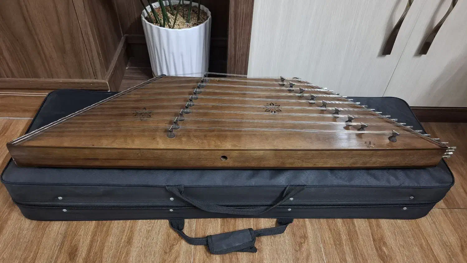 سنتور فرد|سازهای سنتی|اصفهان, چشمه باقرخان|دیوار