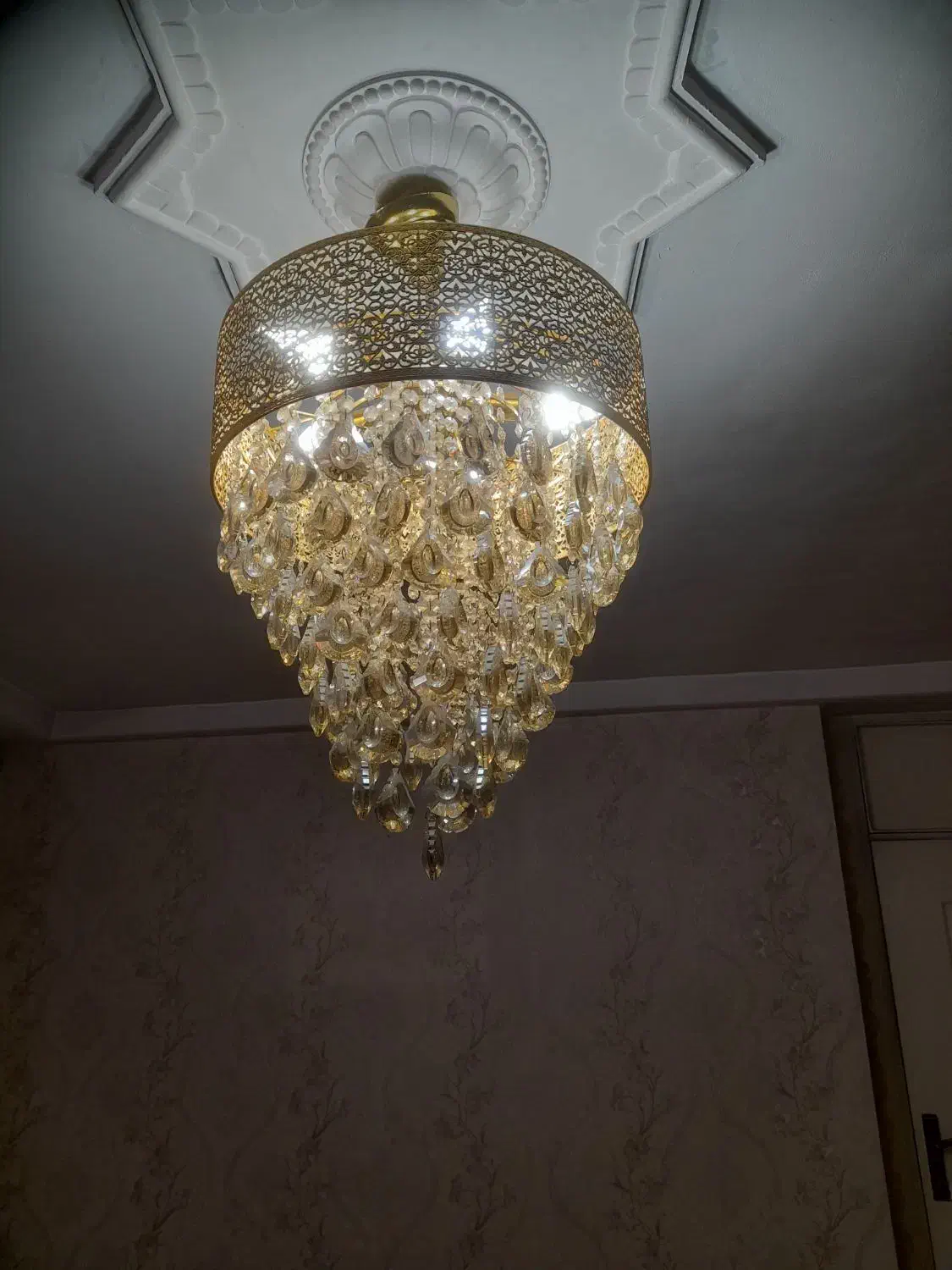 دو عدد لوستر|لوستر و چراغ آویز|رباطکریم, رباطکریم|دیوار