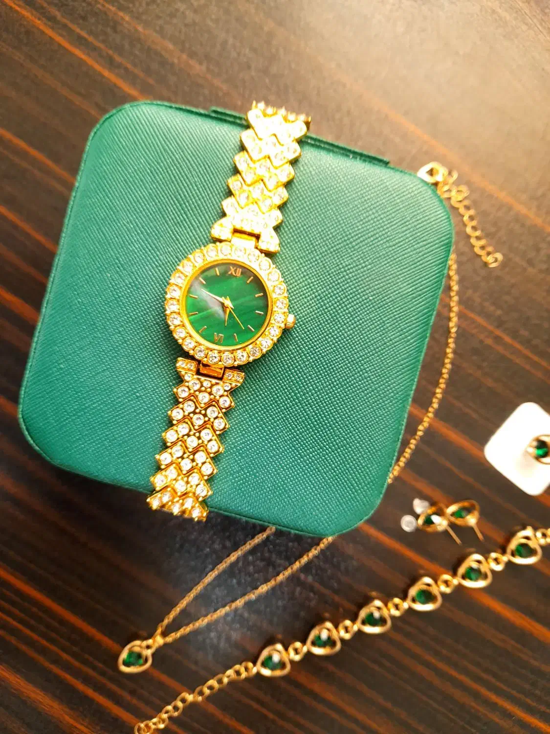 ساعت طلایی نگین دار همراه اکسسوری با تخفیف ویژه|ساعت|بجنورد, |دیوار