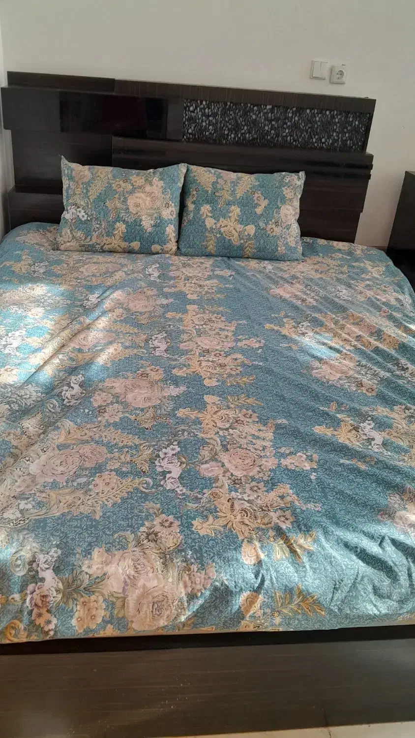 یک عدد ویترین تمیز وشیک به همراه سرویس خواب|تخت و سرویس خواب|فولادشهر, فولادشهر|دیوار