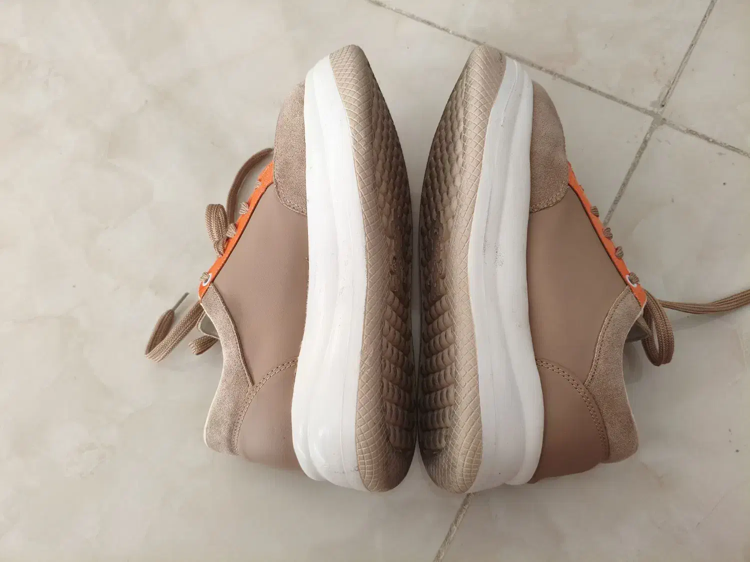 کفش دخترانه|کیف، کفش، کمربند|تربت‌حیدریه, مسجد جامع|دیوار