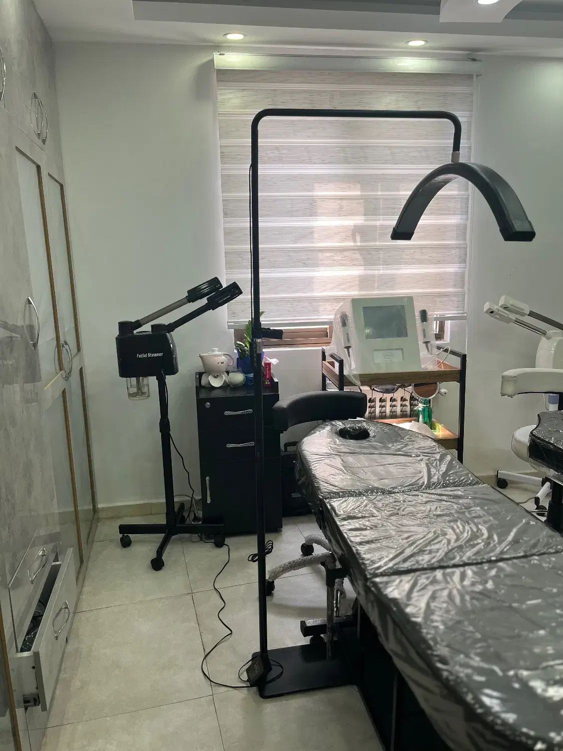 اجاره اتاق در سالن زیبایی/شخصی یا اشتراکی|اجارهٔ دفتر کار، اتاق اداری، مطب|رشت, کاکتوس|دیوار