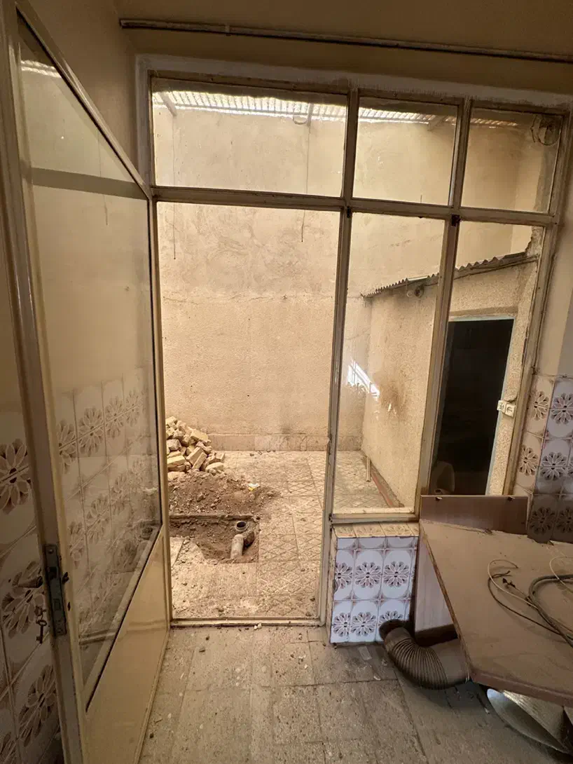 تعدادی درب و پنجره فلزی و چارچوب فرانسوی|مصالح و تجهیزات ساختمان|محمدیه-قزوین, |دیوار