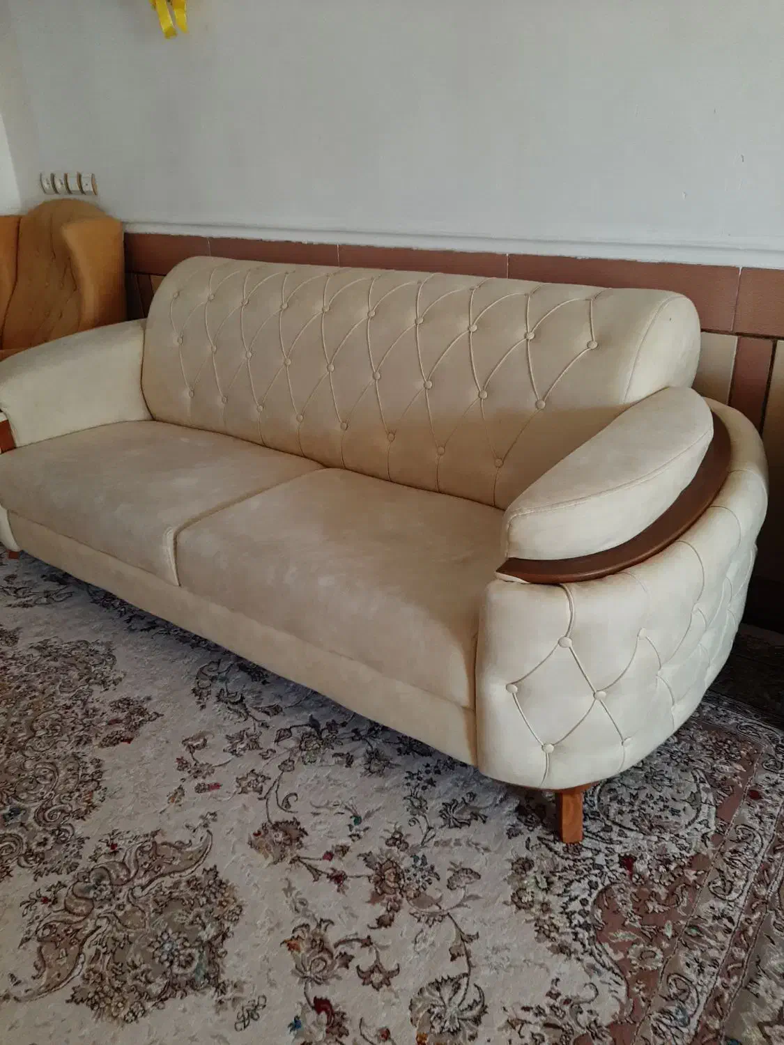 فروش مبل چستر هشت نفره در حد نو بعلت جابجایی|مبلمان خانگی و میز عسلی|فیروزآباد (فارس), |دیوار