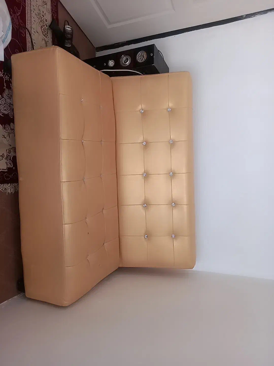 فرش یک عدد مبل|مبلمان خانگی و میز عسلی|صدرا-فارس, فاز ۲|دیوار