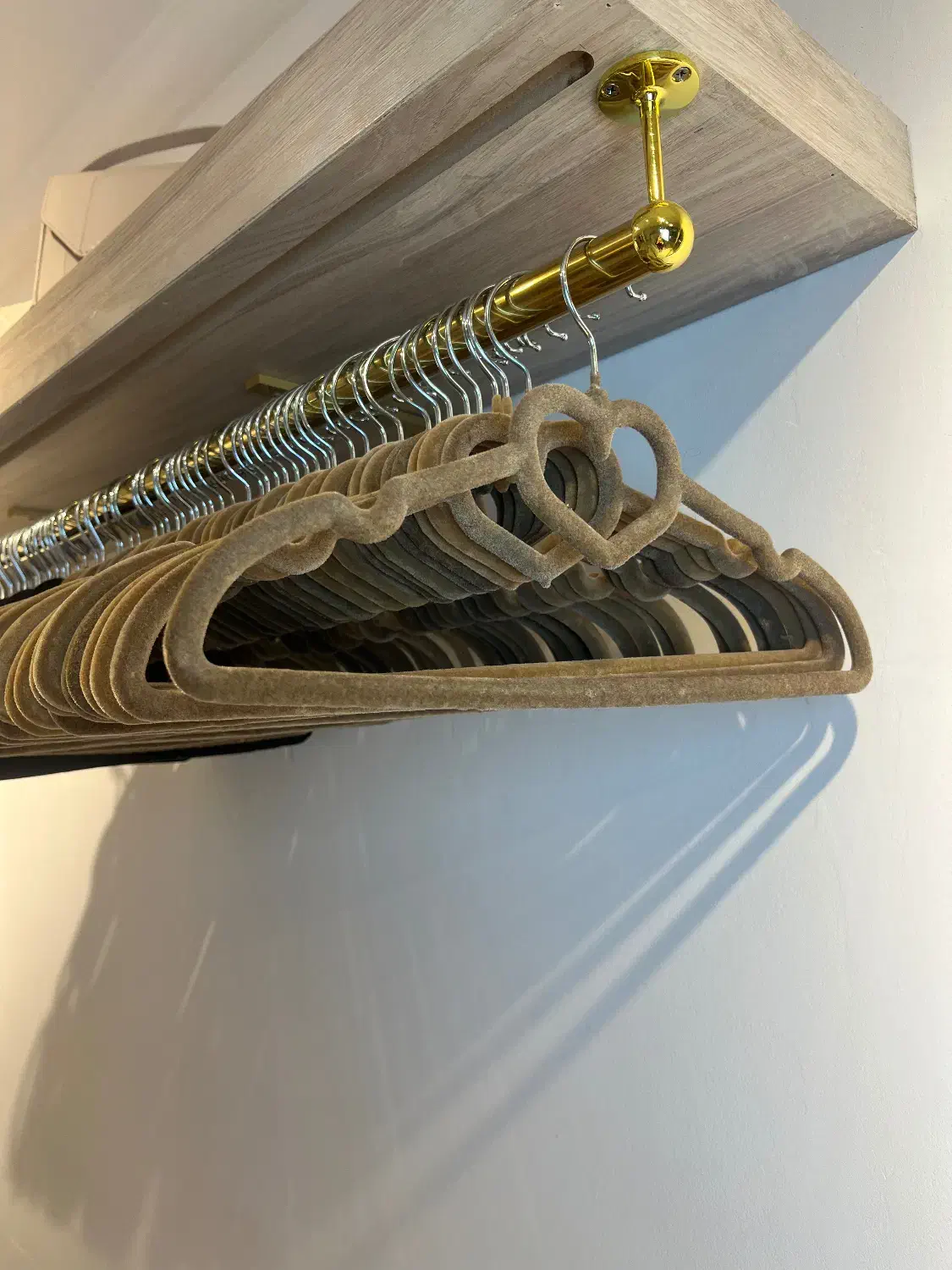 چوب لباسی مخمل|بندرخت و رخت‌آویز|تهران, قلهک|دیوار