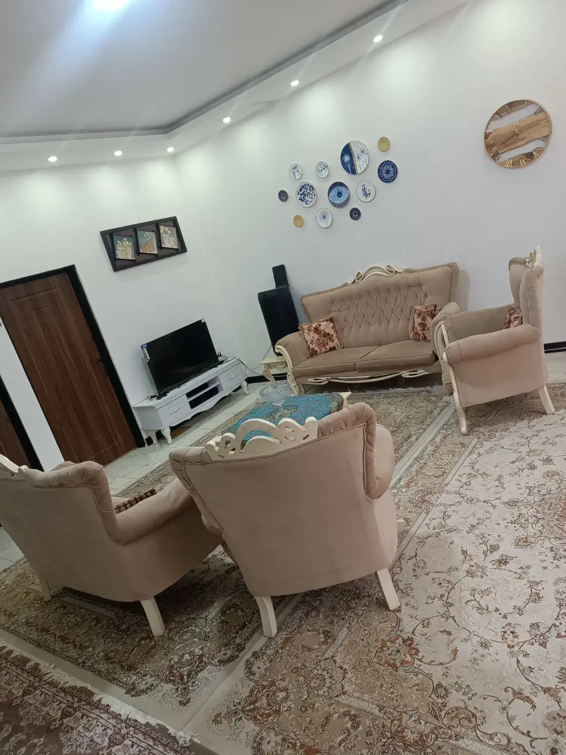 مبل راحتی سالم بدون هیچ گونه پارگی پارچه|مبلمان خانگی و میز عسلی|چمستان, |دیوار