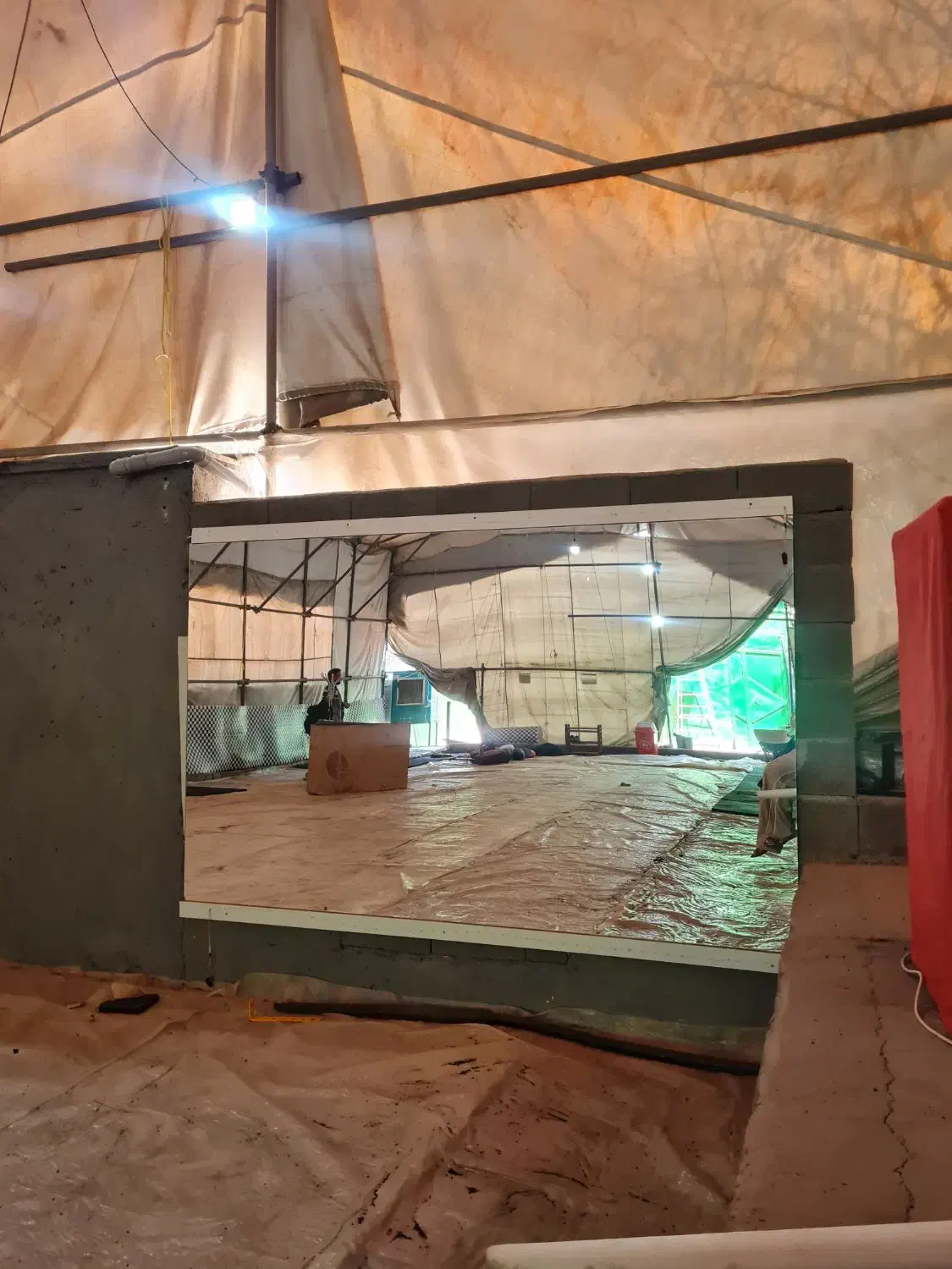 آینه ی بزرگ|آینه|اصفهان, مرداویج|دیوار