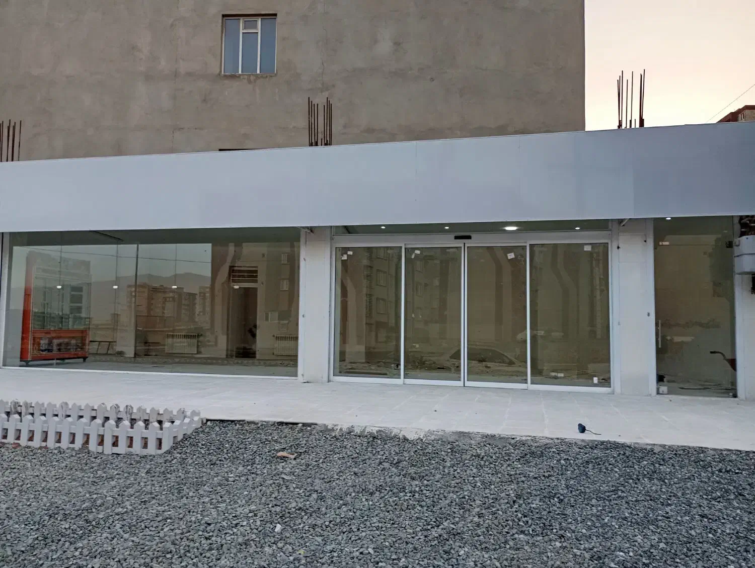 شیشه سکوریت،نرده استیل،کرکره برقی عدنان الماسی|خدمات پیشه و مهارت|سنندج, |دیوار