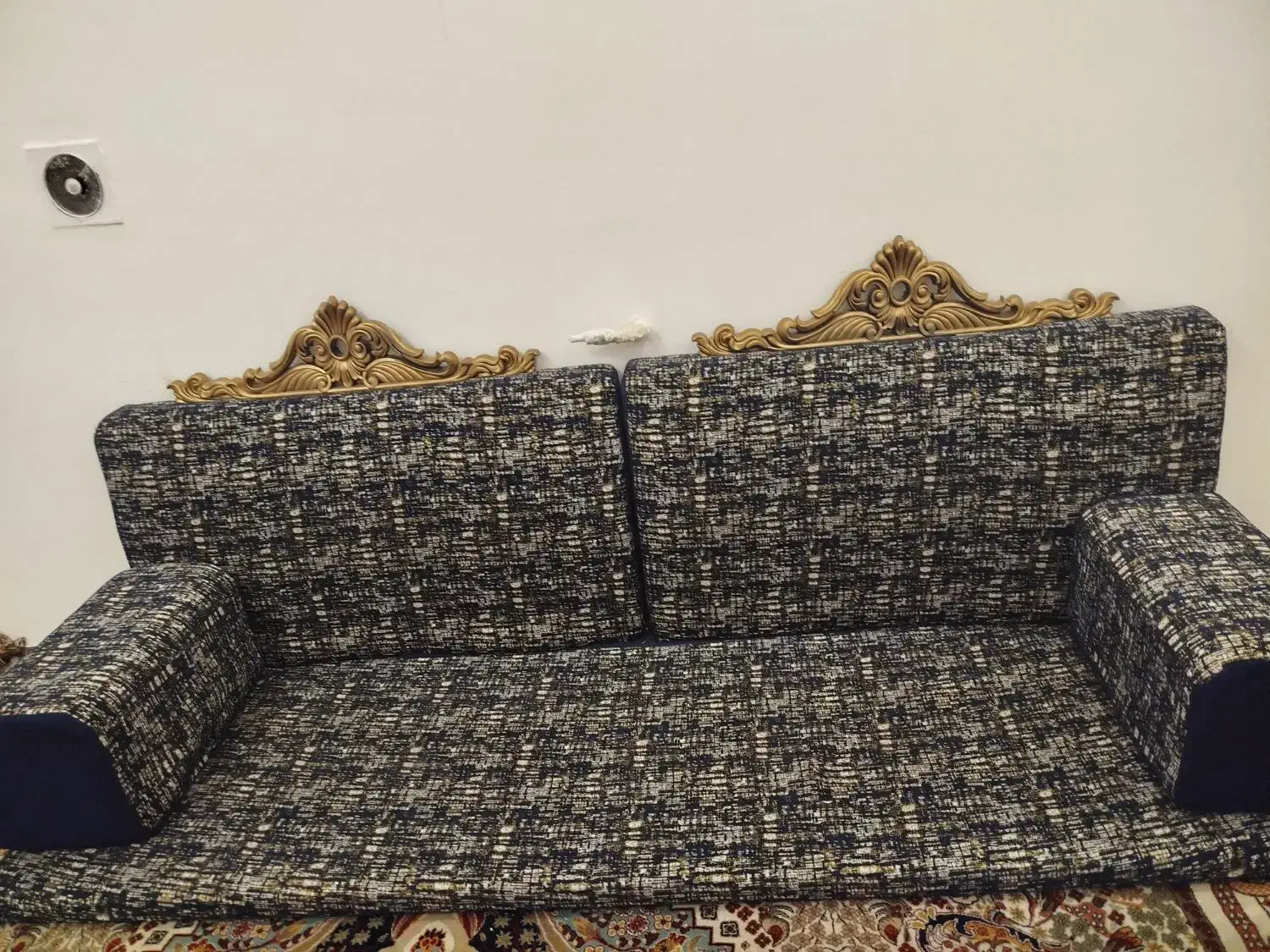 پشتی خلیجی|پشتی|شیراز, کوشک میدان|دیوار