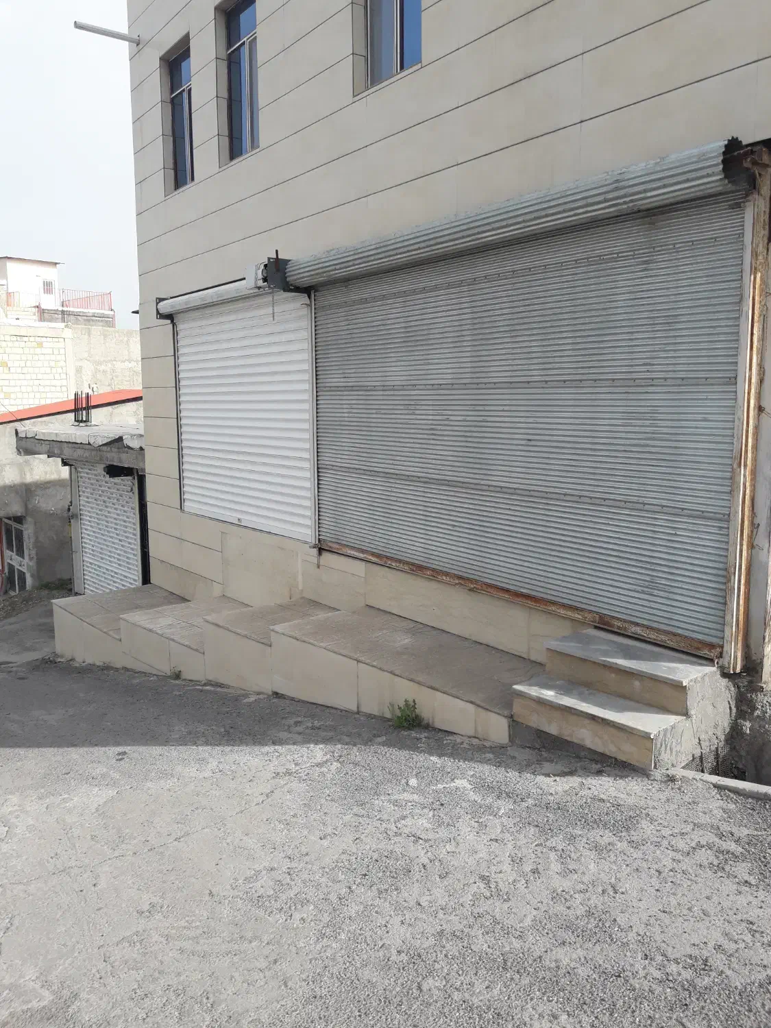 یک باب مغازه.|اجارهٔ مغازه و غرفه|میانه, |دیوار