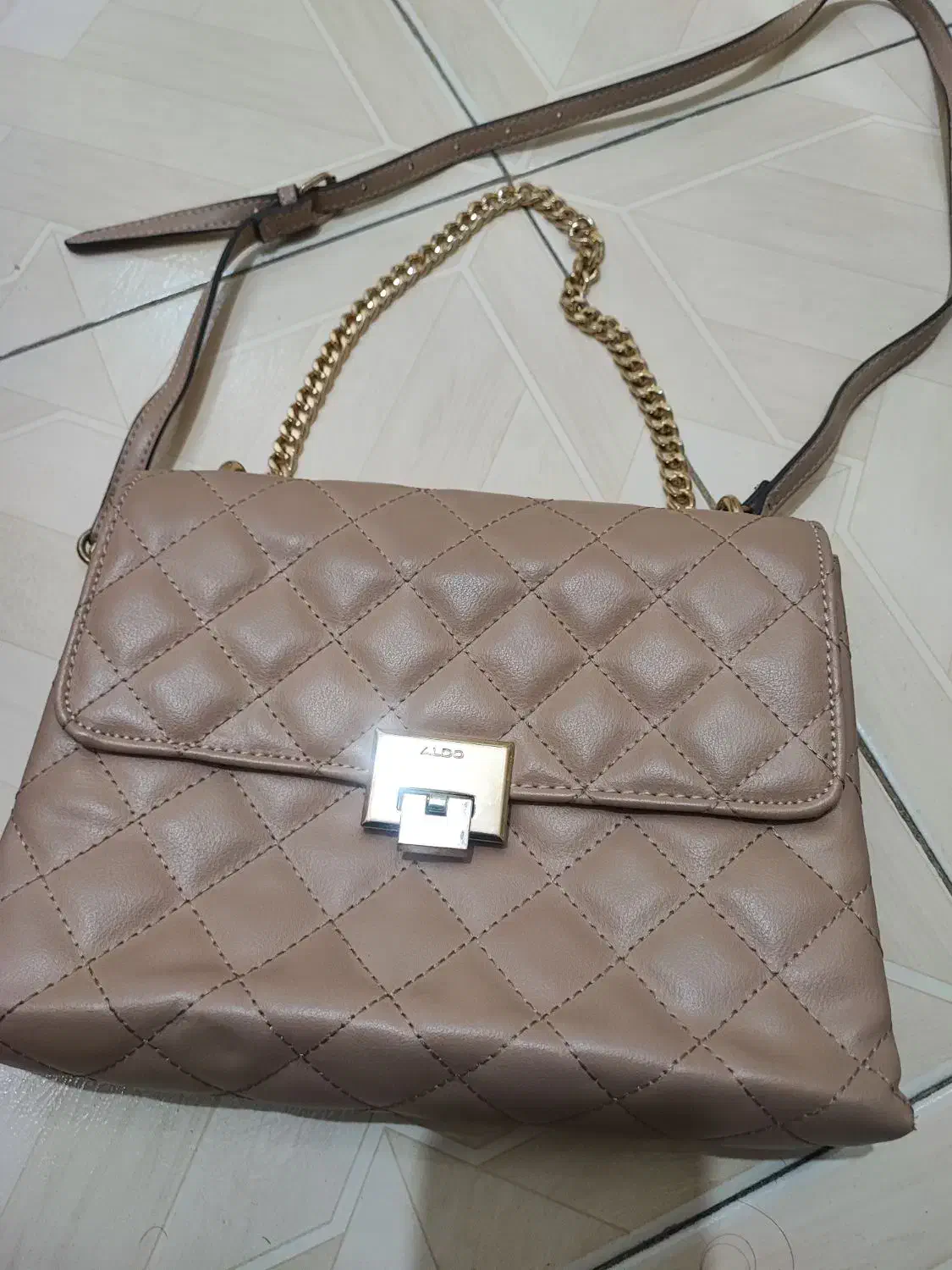 کیف رو دوشی چرم آلدو و کیف حصیری دست دوز|کیف، کفش، کمربند|ری, شهادت|دیوار