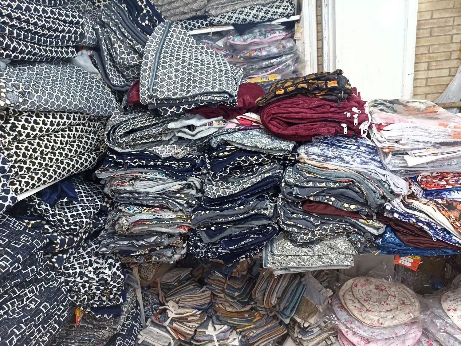 پتو،تشک،روبالشتی|رختخواب، بالش، پتو|شیراز, بازار|دیوار