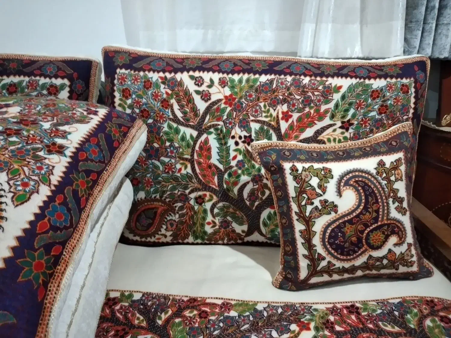 یک کناره یک جفت پشتی دوتا کوسن|صنایع دستی و سایر لوازم تزئینی|یزد, |دیوار