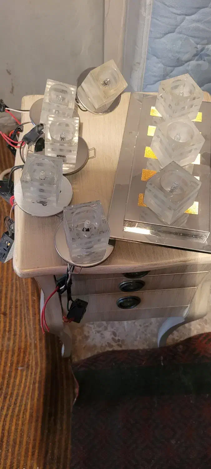 تعدادی لامپهای هالوژن سقفی لوستر ارزان|لوستر و چراغ آویز|مشهد, رضاشهر|دیوار