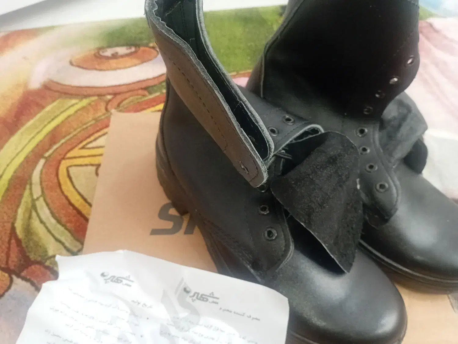 پوتین نظامی.کادر|کیف، کفش، کمربند|خاوران, |دیوار