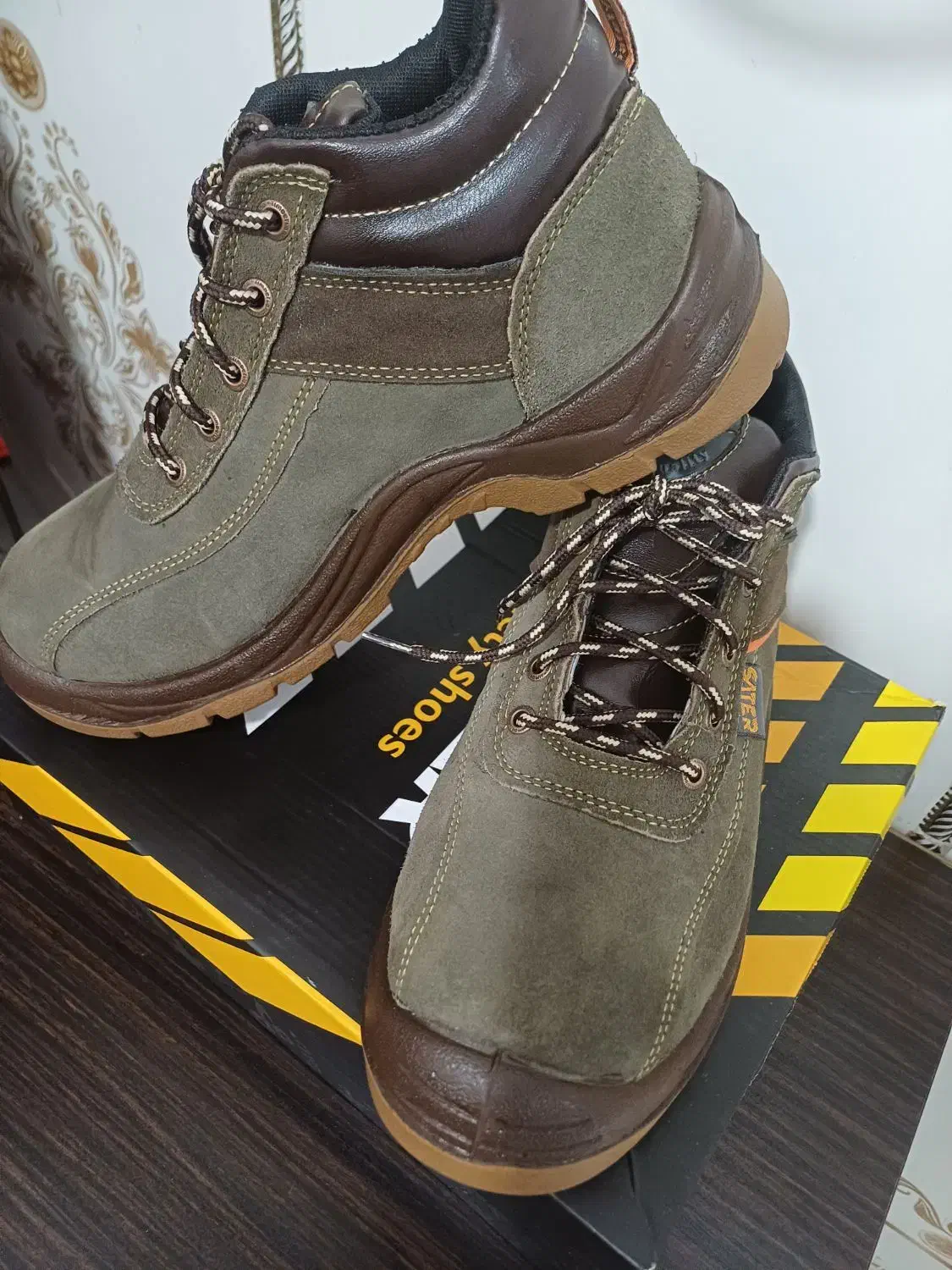 کفش کار|کیف، کفش، کمربند|ایرانشهر, |دیوار