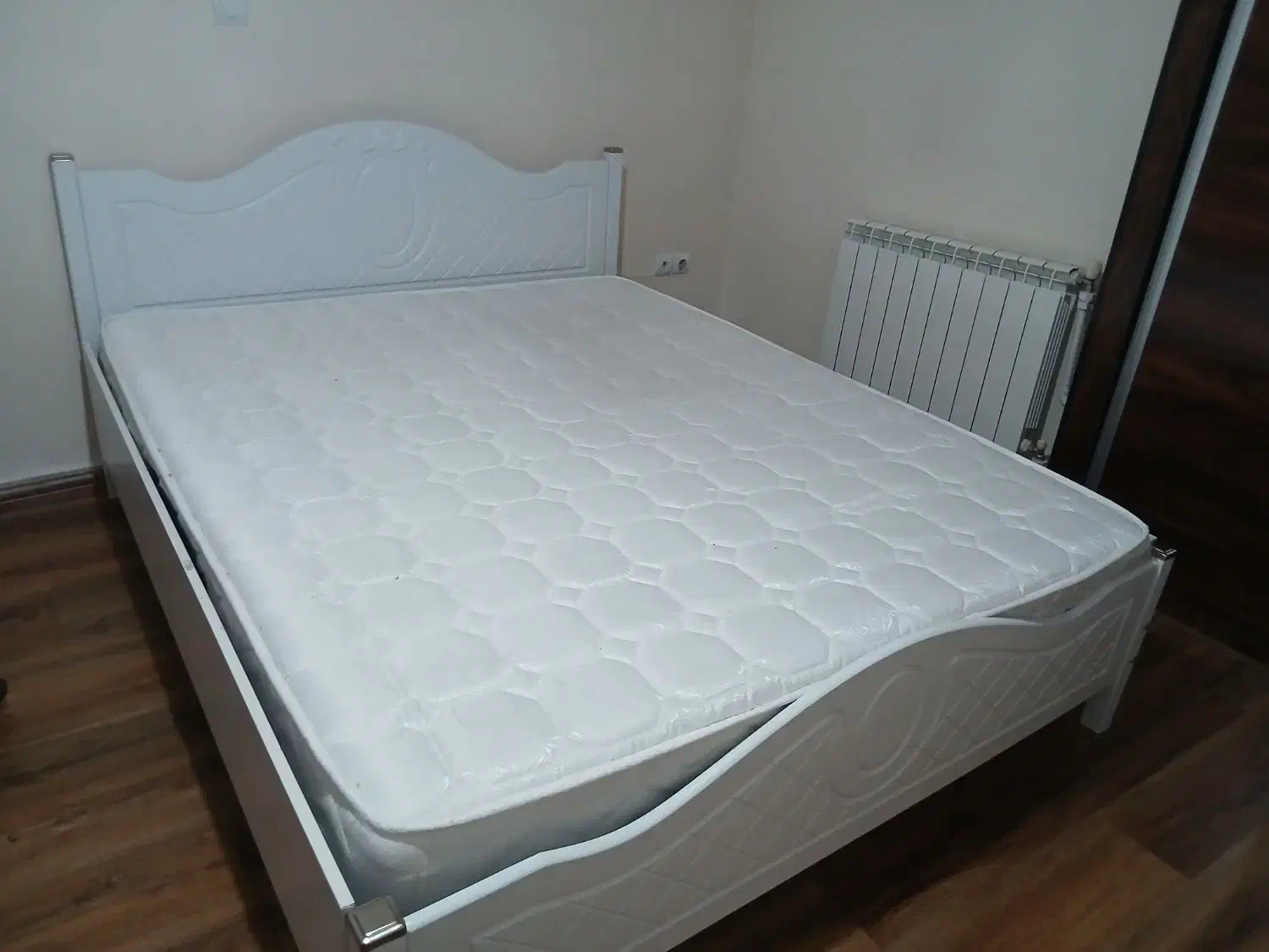 تخت خواب دو نفره چوبی|تخت و سرویس خواب|ماکو, |دیوار