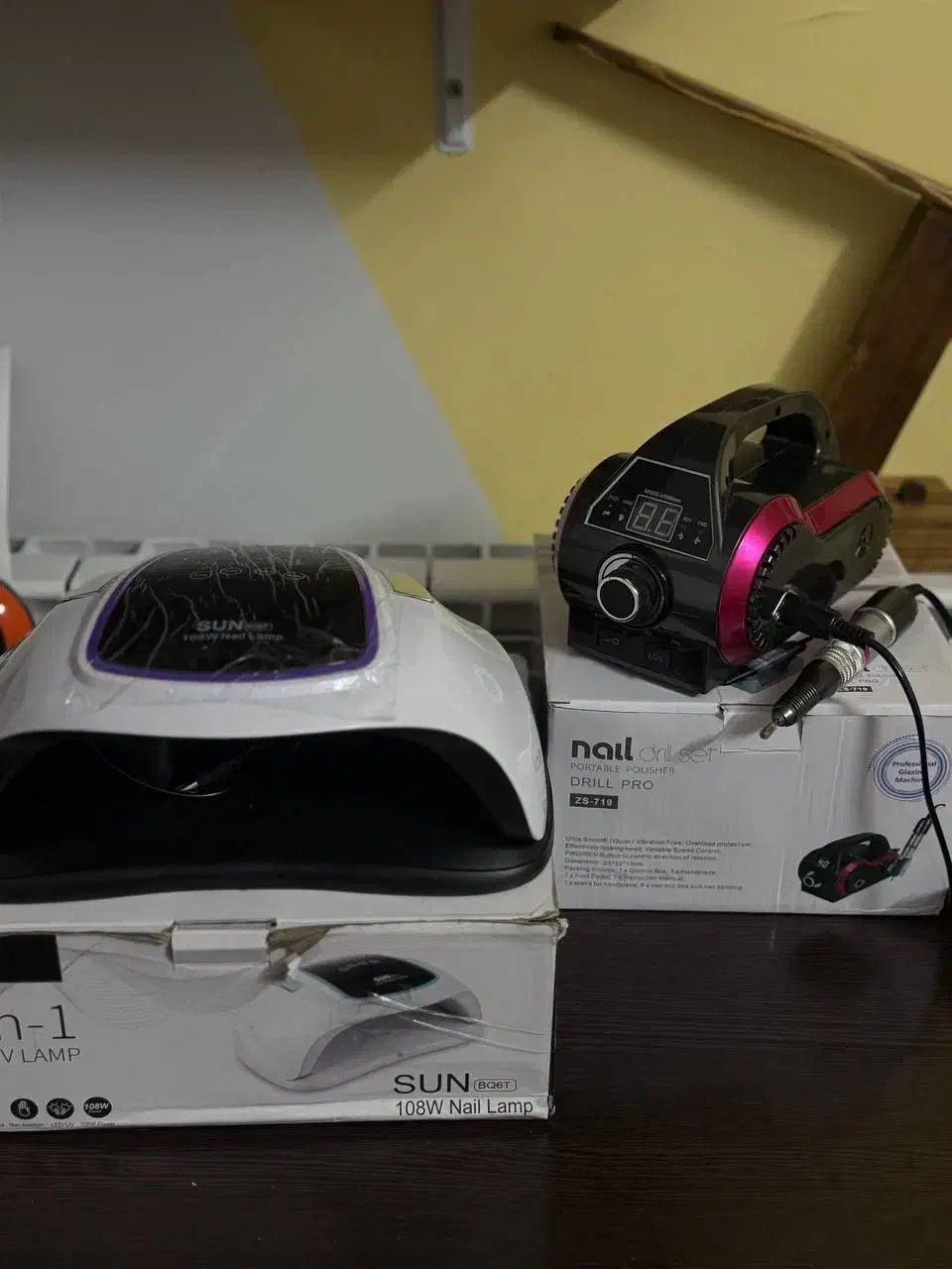 کاشت ناخن|آرایشگاه و سالن‌های زیبایی|نهاوند, |دیوار