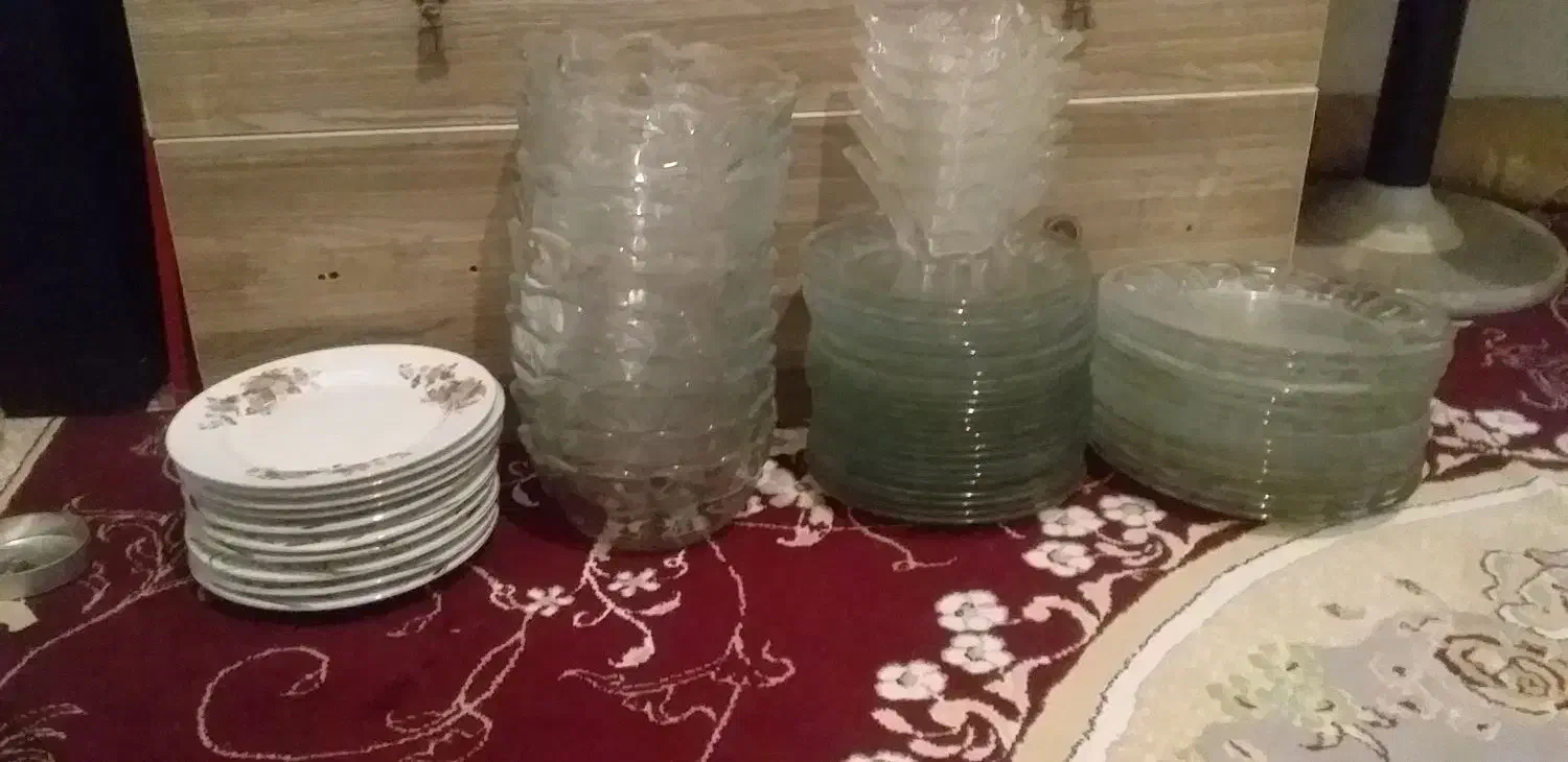 تعدادی ظروف شیشه ای|ظروف سرو و پذیرایی|ساوه, |دیوار