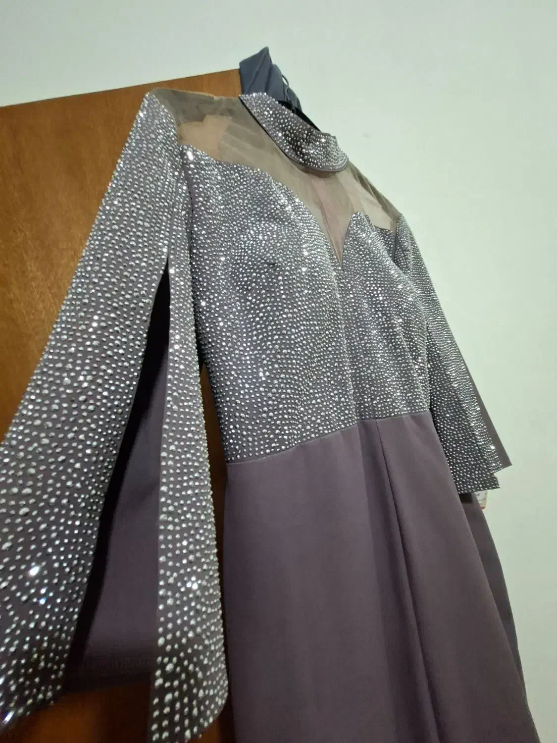 پیراهن مجلسی|لباس|ساری, |دیوار