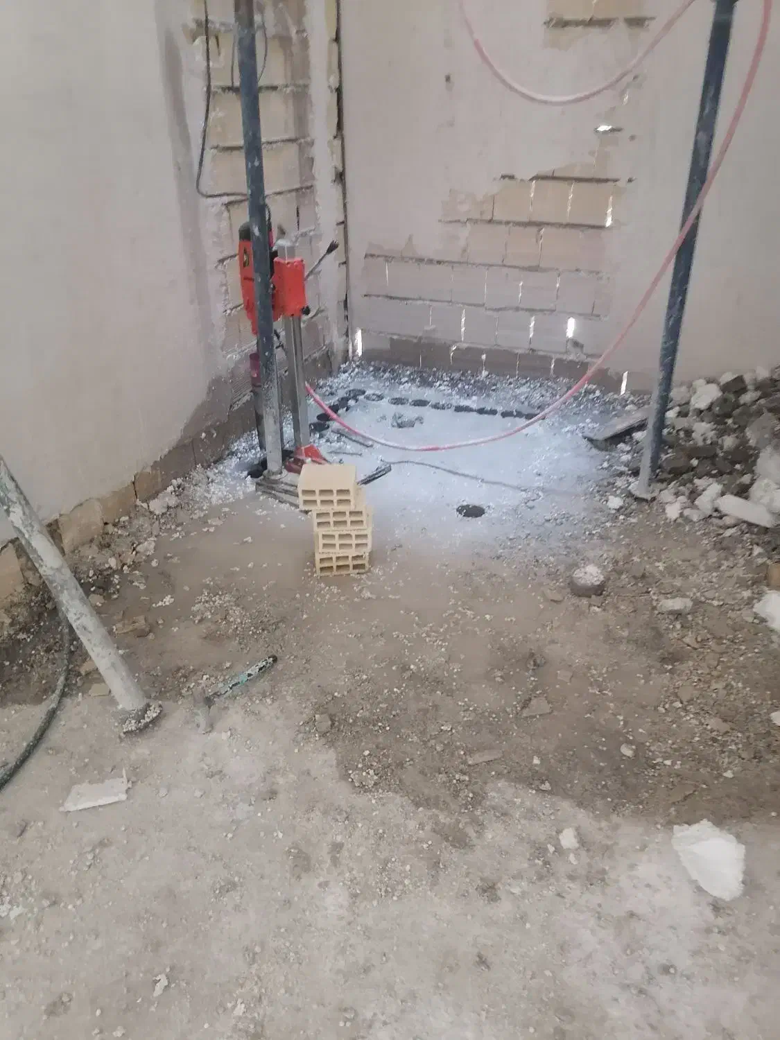 کاشت میلگرد و کرگیر و سوراخ کردن جای لوله بخاری|خدمات پیشه و مهارت|کرمانشاه, |دیوار