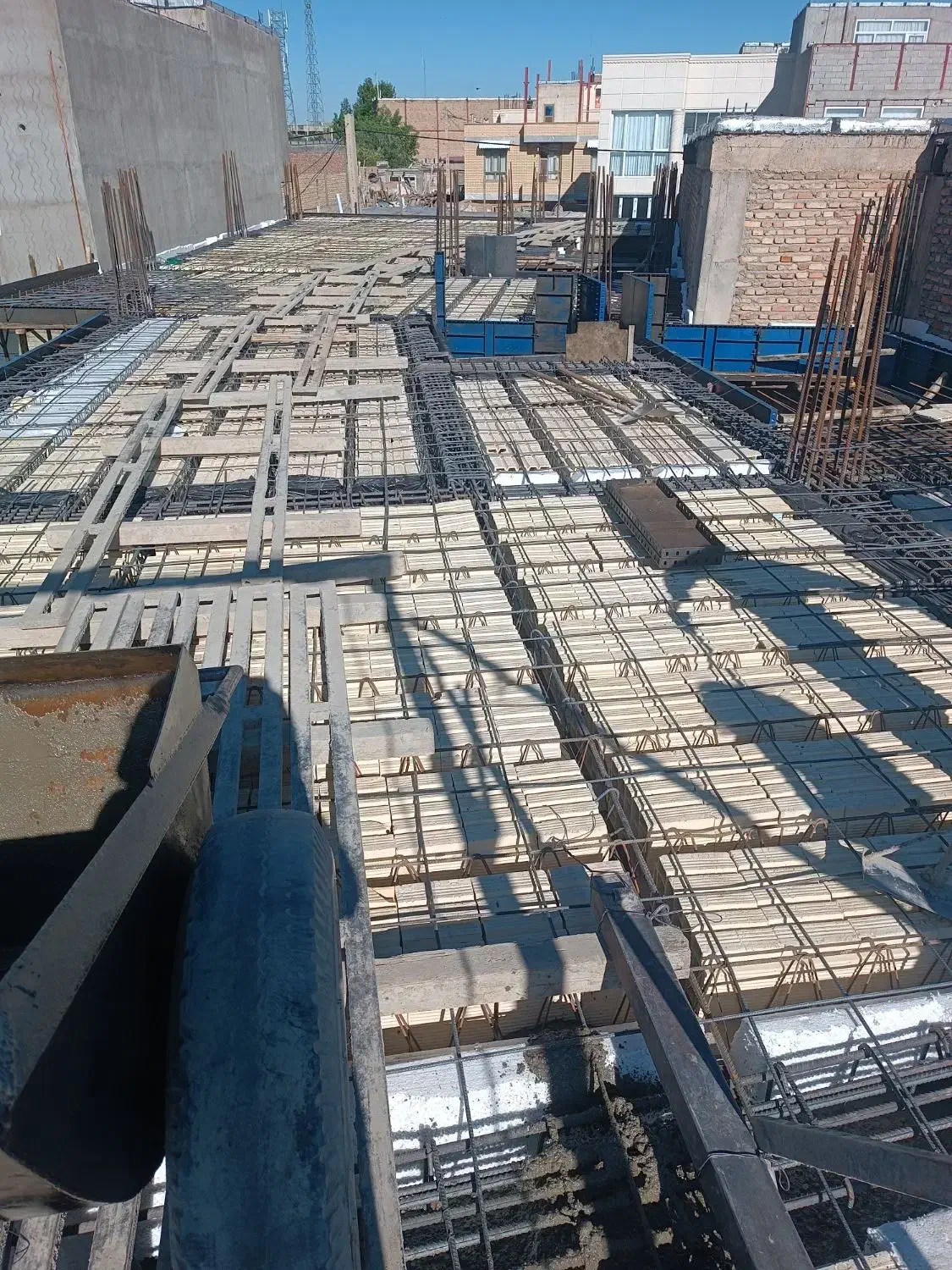 بتن ریزی با دستگاه خلاطه|خدمات پیشه و مهارت|مشگین شهر, |دیوار