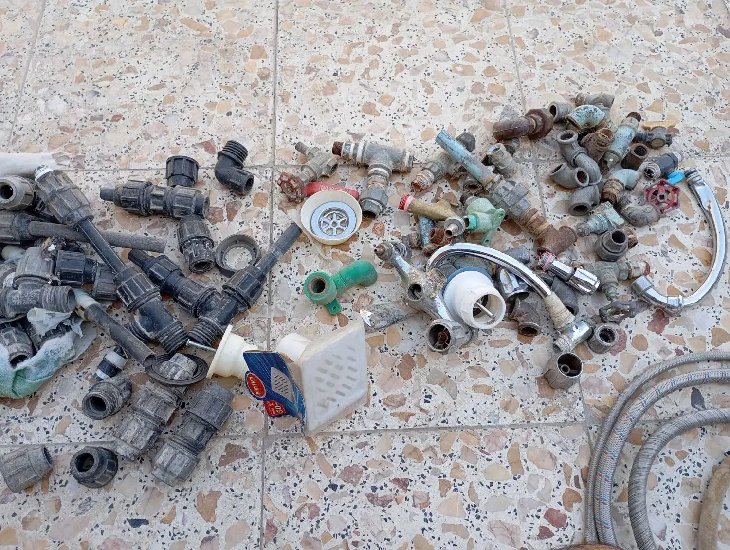 وسایل لوله کشی و زنجیر با میخ طویله و غیره...|ابزارآلات|زابل, |دیوار