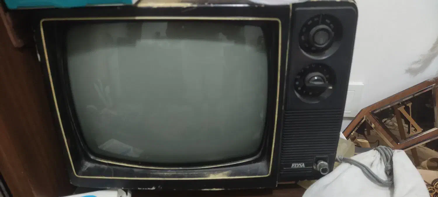 تلویزیون و ترازوی قدیمی|کلکسیون اشیاء عتیقه|ملارد, |دیوار