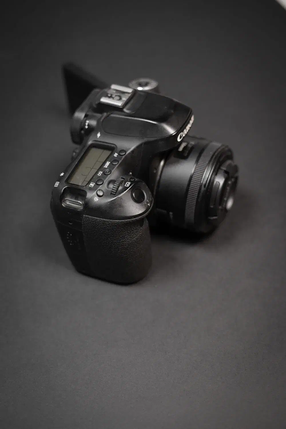 فروش دوربین کانن ۸۰d تمیز همراه با لنز|دوربین عکاسی و فیلم‌برداری|شیراز, انجیر|دیوار