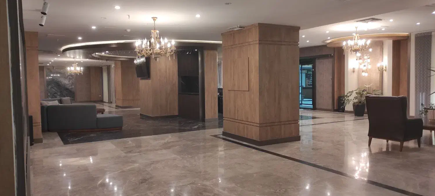 ۱۳۳ متر سه خوابه غرق نور برج ارکیده دریاچه چیتگر