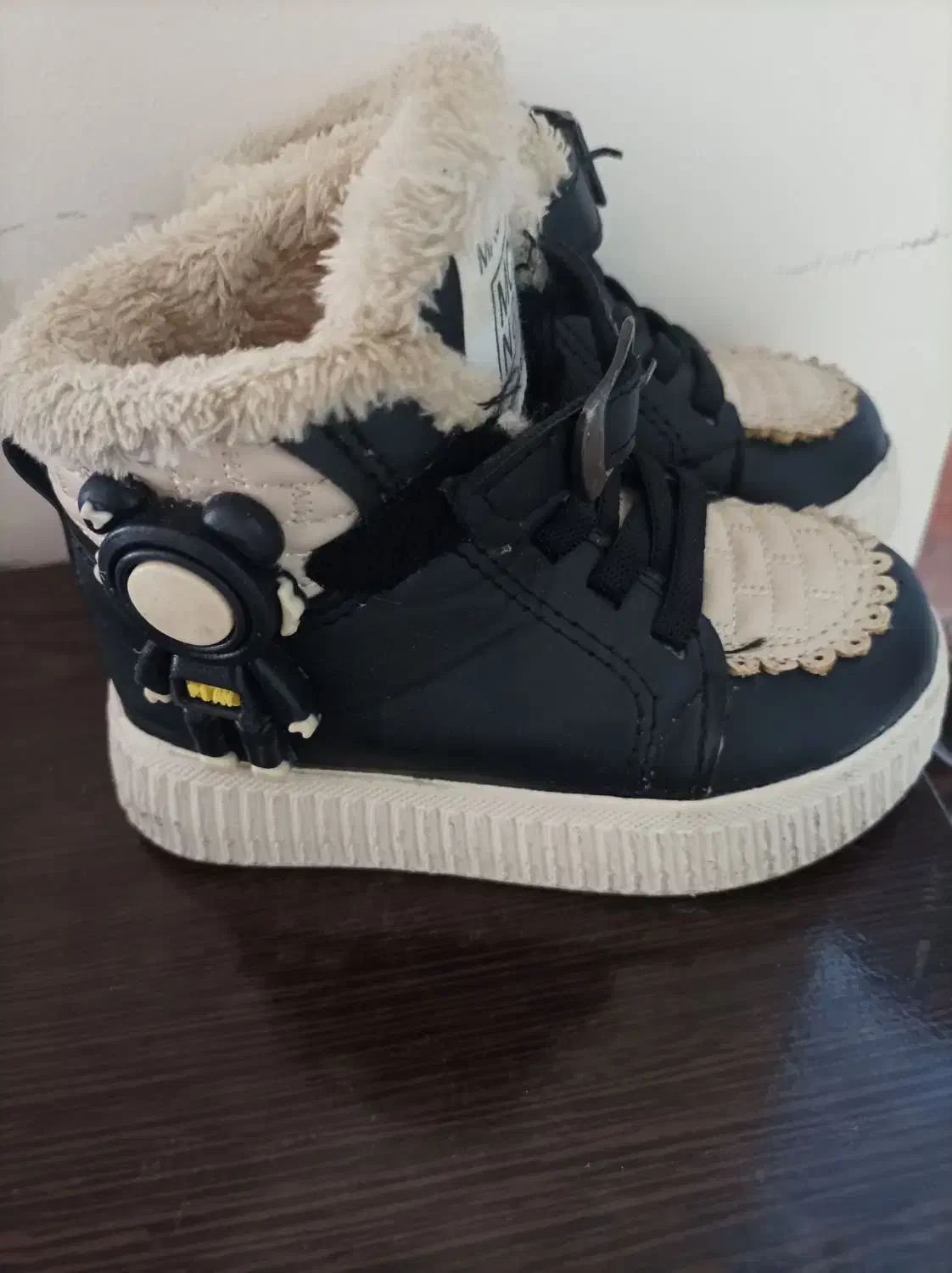 نیم بوت پسرانه|کیف، کفش، کمربند|پرند, فاز ۶|دیوار