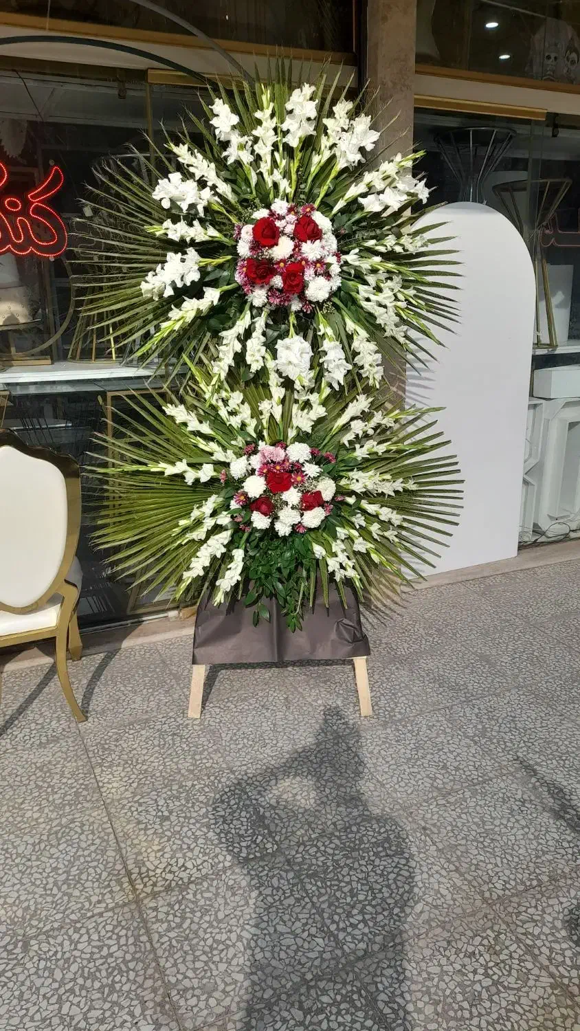 تاج گل فوری|گل و گیاه طبیعی|قم, باغ شریفی|دیوار