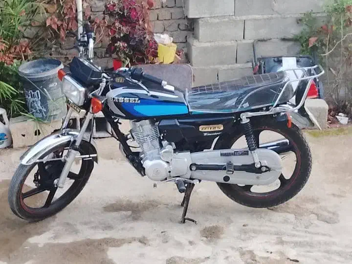 آریا باسر 1402 در حد خشک|موتورسیکلت|طرقبه, |دیوار