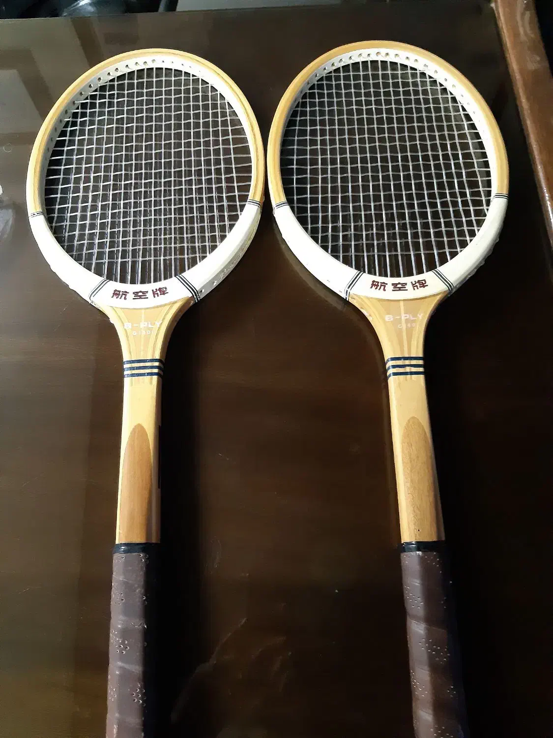 راکت تنیس چوبی حرفه ای. با توپ ها.و۶ عدد توپ پراصل|ورزش‌های توپی|تهران, نیروی هوایی (پیروزی)|دیوار