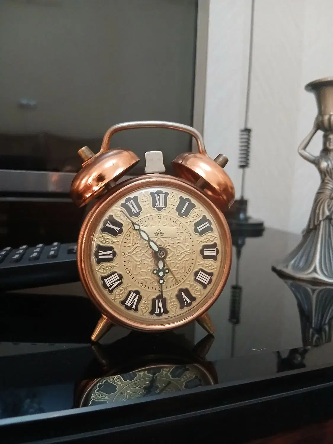 ساعت قدیمی|کلکسیون اشیاء عتیقه|تهران, فلسطین (میدان انقلاب)|دیوار