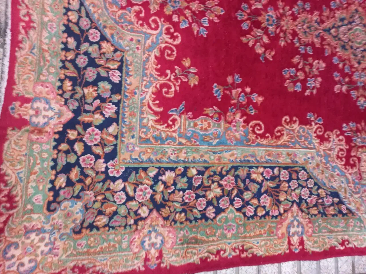 فرش دستباف|فرش|ری, سیزده آبان|دیوار