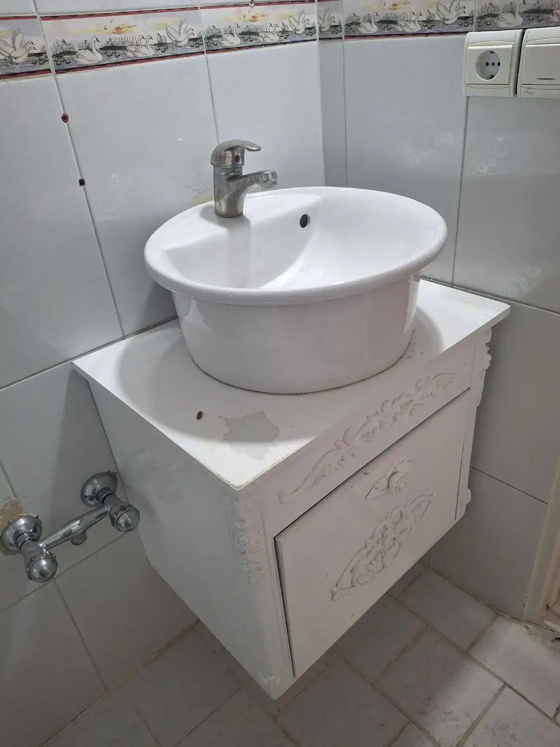 روشویی سرامیکی کامل و سالم|لوازم سرویس بهداشتی|قزوین, |دیوار