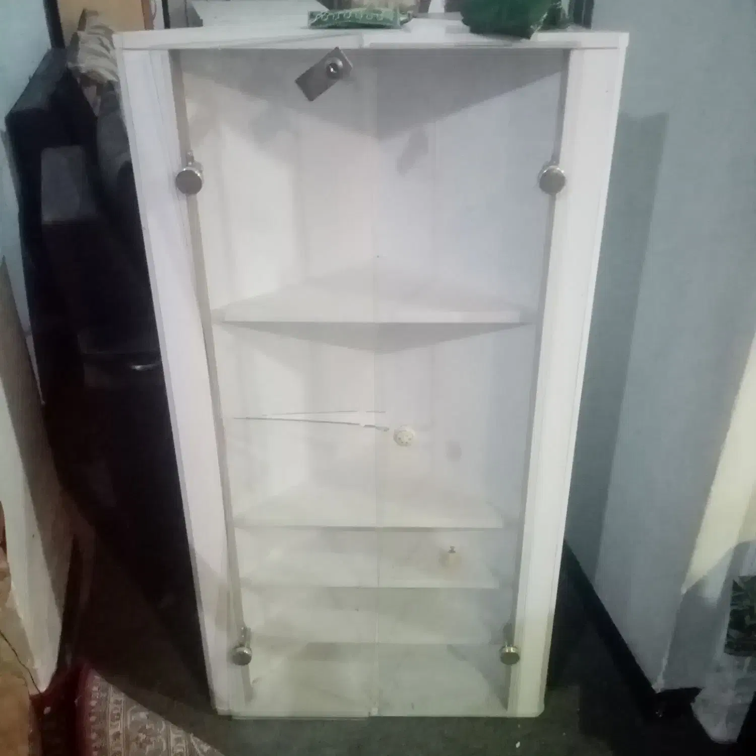 میز کاشت ناخن و قفسه ویترین ارایشگاه|آرایشگاه و سالنهای زیبایی|صدرا-فارس, فاز ۲|دیوار