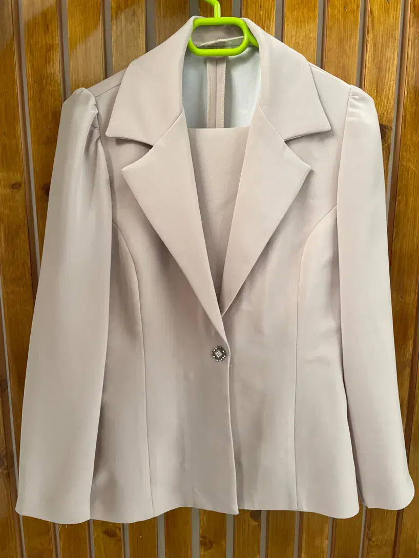 کت و دامن|لباس|نور, |دیوار